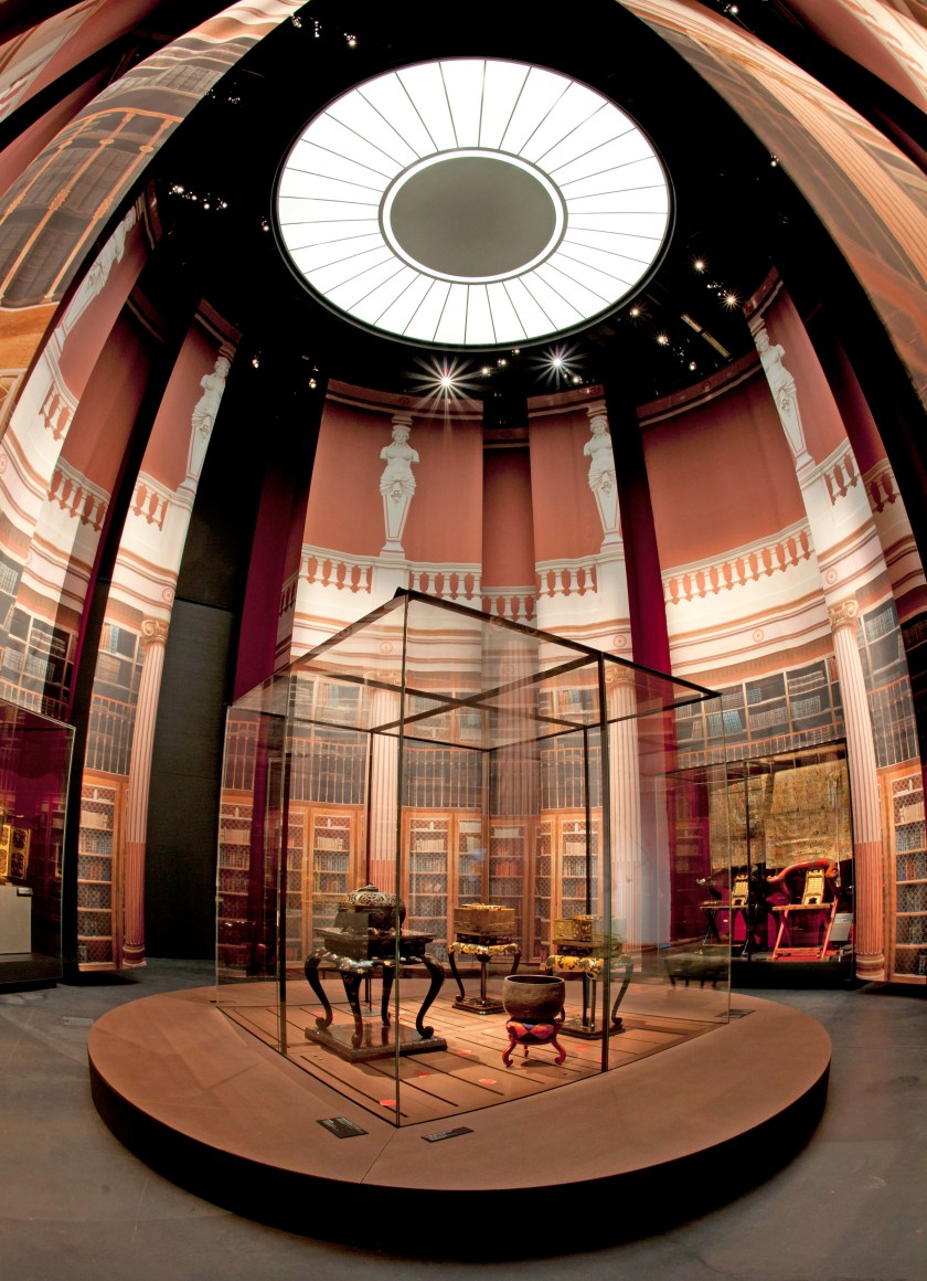 Esta fotografía muestra el realismo de la evocación de la rotonda del Museo Guimet. Escenografía del Taller de Pascal Payeur, Paris / Foto : MEG, V. Tille