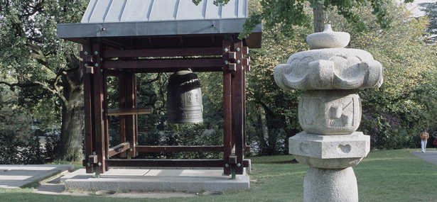 Réplica de la campana de Shinagawa en el parque del Museo Ariana de Ginebra.