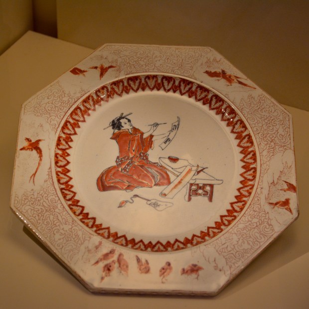 Manufactura Jules Vieillard & co. Plato octogonal con figura femenina del Servicio Rojo y Oro. Circa 1878. Colección particular.