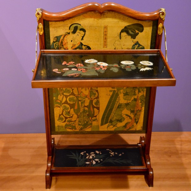 Pantalla de chimenea producida por "L'escalier de cristal", París. Circa 1885. Notable por las estampas japonesas de su panel deslizante.